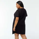 Vestido negro de algodón con mangas cortas raglán con bordados calados.