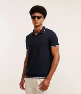 Polo de viscosa texturizada a rayas color azul marino con cuello y mangas cortas en ribana con detalle contrastante blanco.