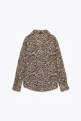 Camisa de manga larga con estampado de leopardo, cuello solapa y escote pico.