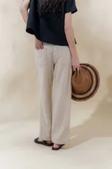 Pantalón de lino color blanco, de corte recto y tiro medio.