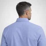 Camisa de algodón Oxford blanca con spandex, cuello con botones y logo bordado en el pecho.