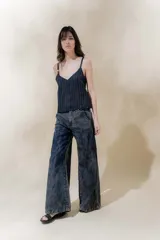Pantalón de jean denim 100% algodón con tiro medio y piernas anchas, con 5 bolsillos y detalle de pespuntes a contra tono.