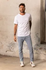 Pantalón de jean celeste de corte recto.