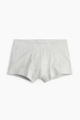 Pack de tres bóxer de algodón gris con cintura elástica.