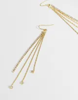 Par de aros largos dorados con cierre de gancho, formados por múltiples cadenas finas con strass.