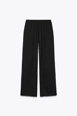 Pantalón negro de tiro alto con cintura elástica ajustable con cordones, bolsillos delanteros y pernera ancha.