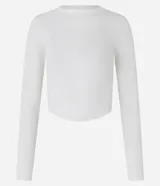 Blusa de rib color blanco, con cuello redondo, mangas largas y bajo redondeado.