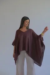 Blusa oversize color marrón chocolate, de caída suave y mangas amplias.