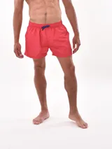 Short de baño rojo con cintura elástica ajustable con cordón azul.