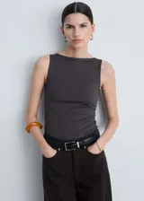 Top marrón de cuello barco y tirantes anchos, de tejido elástico y diseño entallado.