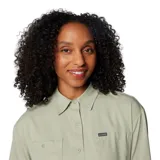 Camisa de senderismo color verde claro, de manga larga, con protección solar FPS 50, tejido que absorbe el sudor y neutraliza los olores, y ventilaciones de malla transpirable. Cuenta con tapeta abotonada con broches, bolsillo en el pecho con cierre a presión en el lado derecho, bolsillo en el pecho en el lado izquierdo con entrada lateral y cierre de velcro, y pequeño bolsillo en el lado interior derecho.