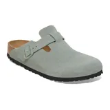 Zueco Birkenstock Boston SFB color verde salvia, con plantilla anatómica de corcho y látex, capellada de cuero gamuzado y suela de goma EVA.