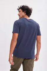 Remera azul marino de manga corta con cuello redondo.
