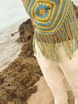 Top halter tejido al crochet con diseño de rombos en amarillo y celeste, con flecos en el ruedo.