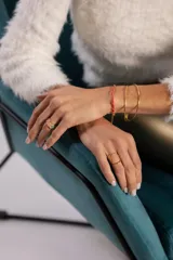 Anillo dorado de acero quirúrgico con diseño cuadriculado multicolor.