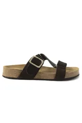 Sandalias bajas color marrón, con base de corcho y tiras de cuero cruzadas con hebilla metálica ajustable.