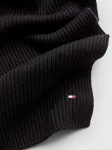 Bufanda larga negra de punto canalé, confeccionada en mezcla de algodón orgánico y cachemira. Incluye logo de Tommy Hilfiger bordado en una esquina.