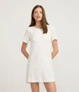 Camisón corto de viscosa, color blanco, con cuello redondo en contraste y mangas cortas. Presenta un estampado de contorno de animalitos.