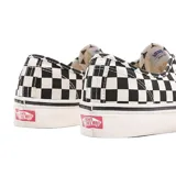 Zapatillas de lona de cuadros en blanco y negro, con plantilla Ortholite y detalles retro que rinden tributo a la fábrica original de Anaheim.