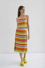 Top tejido a rayas horizontales de colores, con escote cuadrado, tirantes finos y detalle plisado en el bajo.