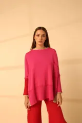 Sweater fucsia de tejido de punto con mangas largas y cuello redondo.