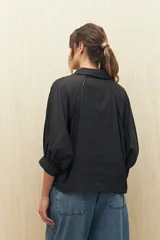 Camisa color beige con bordados florales, cuello clásico, cierre con botones y mangas 3/4 abullonadas.