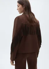 Chaqueta marrón con efecto piel, cuello con solapa, sin cierre y detalle de flecos en mangas y espalda.