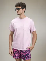 Remera color petróleo de corte clásico, con cuello redondo y bolsillo en el pecho.