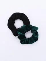 Pack de dos coleros para el pelo, uno de terciopelo verde esmeralda y otro de tejido de punto negro.