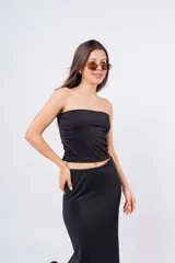 Top strapless color rojo, con corte crop y confeccionado en tejido de punto elástico.