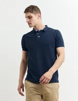 Chomba verde de piqué de algodón con cuello clásico y tapeta de dos botones. Logo bordado en el pecho.