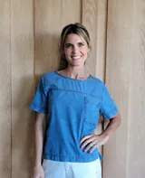 Remera de tela vaquera color crudo, con corte recto y bolsillo delantero.