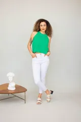 Sandalias bajas color crema con tres tiras en la capellada, una de ellas con textura tipo piel de cocodrilo. Pulsera con hebilla para ajustar al tobillo y taco cuadrado color negro.