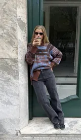 Pantalón de jean recto de tiro medio color gris oscuro con costuras verticales.