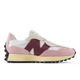 Championes urbanos New Balance modelo U327, de caña baja, color blanco, rosa y bordó, con detalles en beige y suela negra.