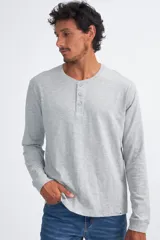 Remera manga larga gris claro melange con cuello redondo y botones.
