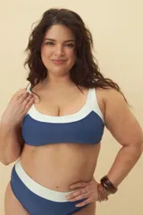 Top de bikini azul con borde superior blanco y tirantes anchos.
