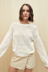 Sweater calado color blanco de punto liviano con diseño geométrico, silueta relajada y terminación en rib en cuello, puños y ruedo.