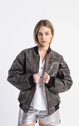 Campera bomber color amarillo pastel de cuero vacuno, con cierre delantero y bolsillos. Tiene puños, cuello y pretina de algodón.