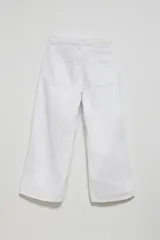 Pantalón culotte de jean color blanco, de tiro alto y corte ancho.
