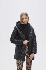 Campera acolchada color marrón topo, con capucha y cierre frontal.