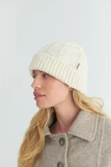 Gorro de lana marrón con diseño de ochos cruzados.