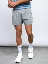 Short deportivo gris de poliéster y elastano, con cintura elástica y logo de Umbro estampado en la pierna. Ideal para entrenamiento.