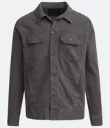 Chaqueta trucker color gris oscuro de sarga, con cuello solapa, bolsillos delanteros con solapa y cierre abotonado.