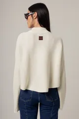 Sweater rojo de punto con cuello alto y mangas largas acampanadas.