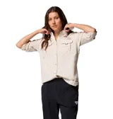 Camisa de manga larga color beige claro, con cuello abotonado, cierre frontal con botones, dos bolsillos frontales con cierre de velcro y tecnología Omni-Shade™ Broad Spectrum UPF 50.