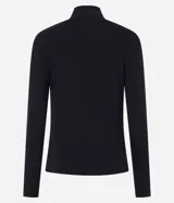 Blusa negra de mangas largas confeccionada en viscosa, con cuello alto, escote V y aberturas en los hombros.
