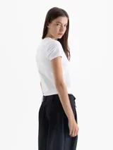 Remera blanca de punto liso elastizada, con escote redondo a la base y mangas cortas. Tiene el logo JCH bordado en la espalda y un fit ajustado al cuerpo.