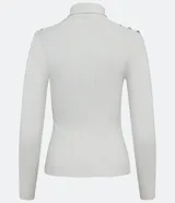 Blusa de tejido de punto acanalado color blanco, de manga larga y corte ajustado. Presenta cuello alto y detalles de botones dorados en los hombros.