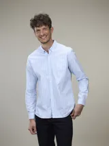 Camisa celeste a rayas verticales, de manga larga y corte clásico.